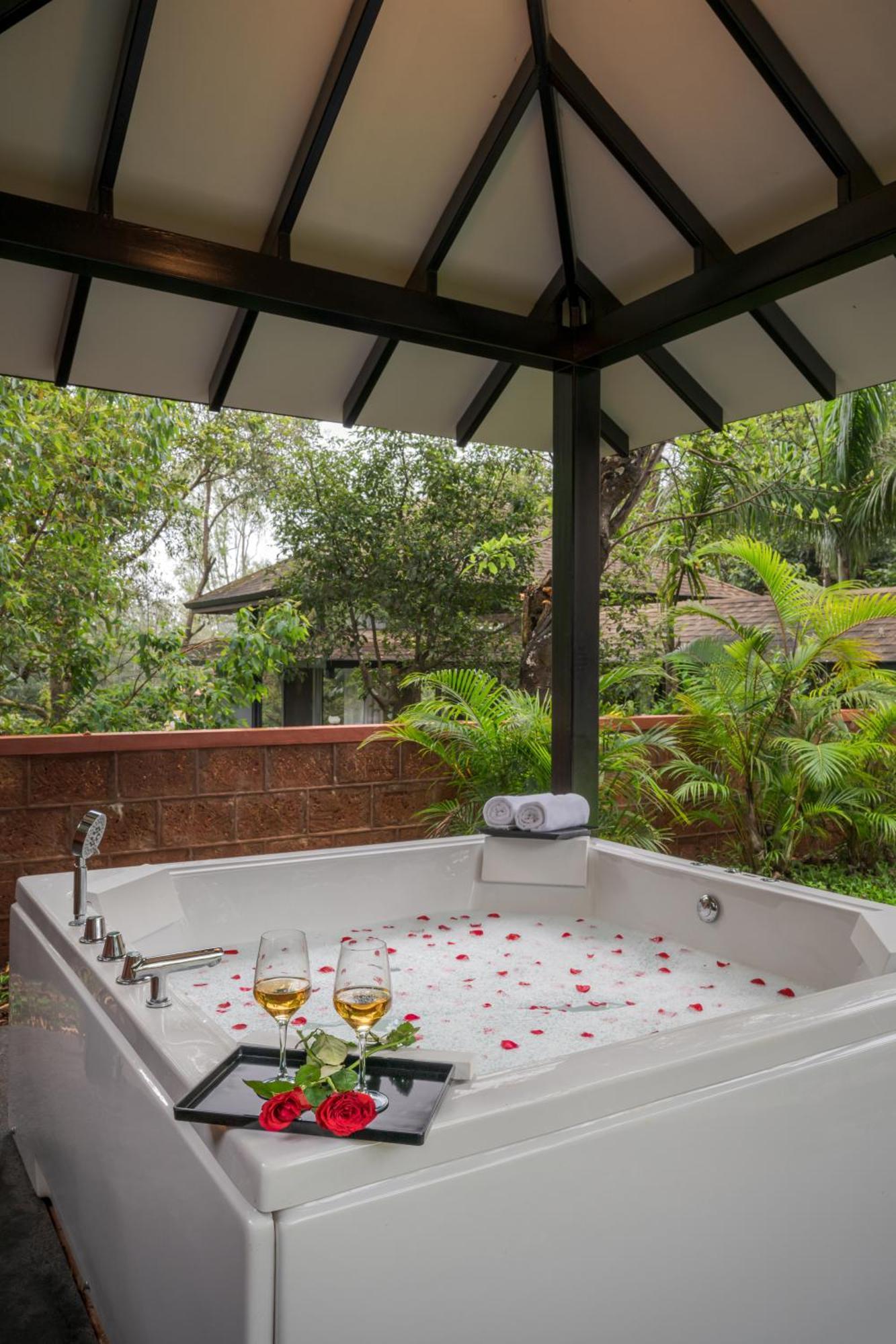 Saffronstays The Glasshouse, Panchgani - Beautiful Glass Villa For Couples Exterior photo
